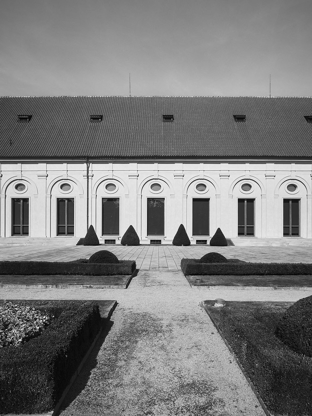 TerasaJizdarny-PA116657-bw
